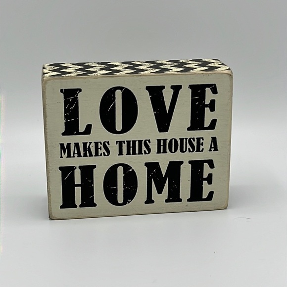 LOVE MAKES THIS HOUSE A HOME WOODEN PLAQUE - Picture 1 of 5